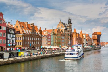 Polonya 'nın Gdansk kentindeki Vistula Nehri üzerindeki şehir manzarası.
