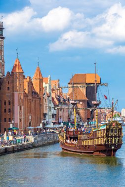 Polonya 'nın Gdansk kentindeki Vistula Nehri üzerindeki şehir manzarası.