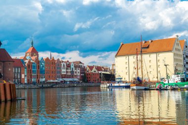 Polonya 'nın Gdansk kentindeki Vistula Nehri üzerindeki şehir manzarası.