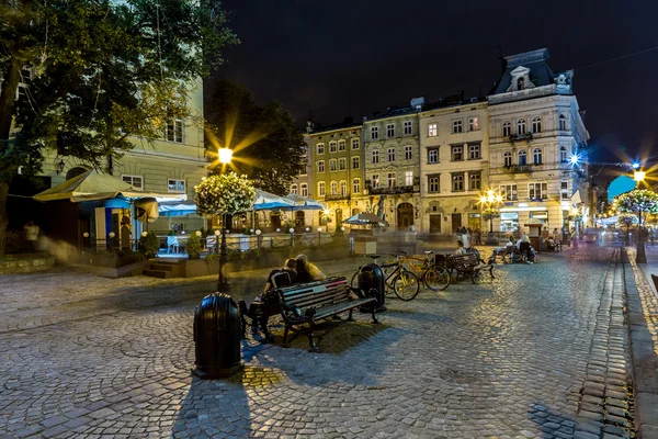 Plaza Rynok en Lviv por la noche — Foto de Stock