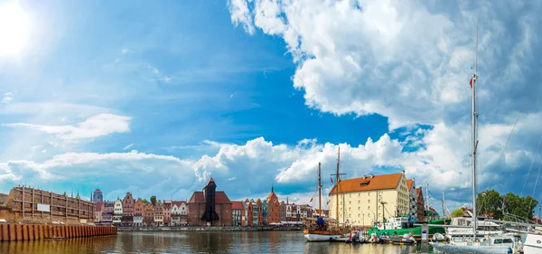 Polonya 'nın Gdansk kentindeki Vistula Nehri üzerindeki şehir manzarası. — Stok fotoğraf