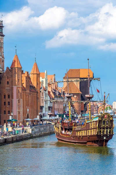 Cityscape no rio Vístula em Gdansk, Polônia. — Fotografia de Stock