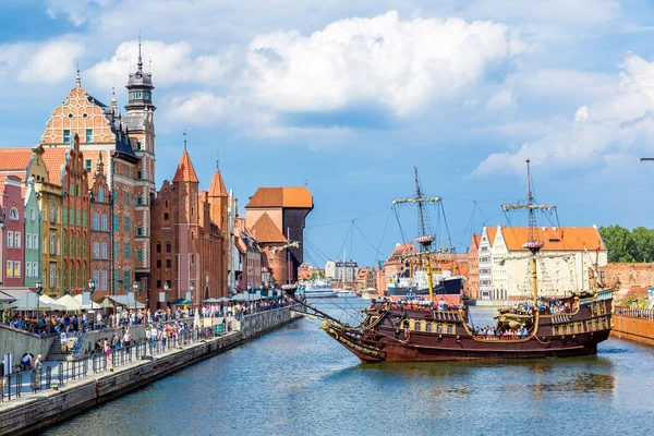 Stadsgezicht aan de rivier de Vistula in Gdansk, Polen. — Stockfoto
