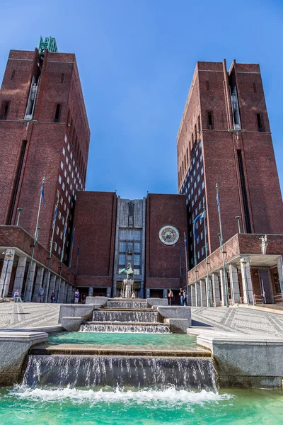 Ayuntamiento y monumentos en Oslo — Foto de Stock