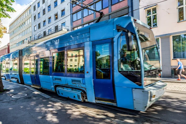 Moderní Modrá tramvaj v Oslu — Stock fotografie