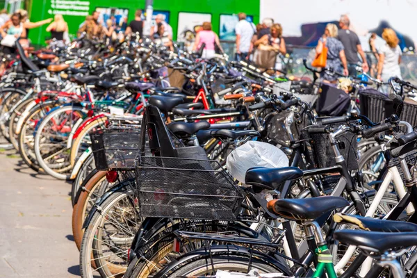 Viele Fahrräder in Kopenhagen geparkt — Stockfoto
