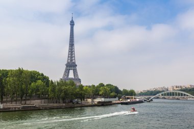 Paris ve Eyfel kulesinde SEINE