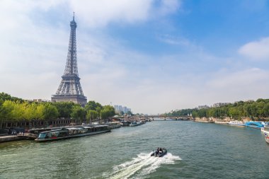Paris ve Eyfel kulesinde SEINE