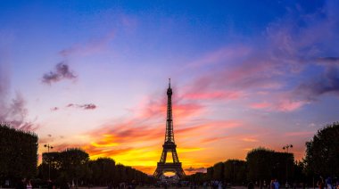 Paris 'te gün batımında Eyfel Kulesi