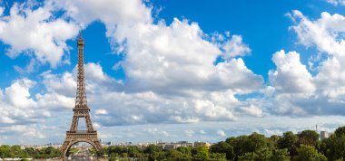Paris 'teki Eyfel Kulesi' nin panoramik manzarası