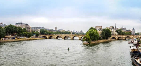 Река Сена с мостами в Париже — стоковое фото