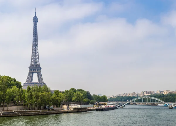 Sena en París y Torre Eiffel — Foto de Stock