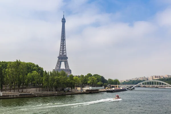Niewodu w Paryżu i Eiffel tower — Zdjęcie stockowe