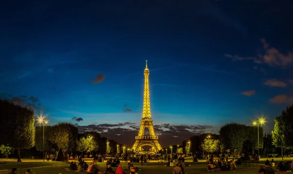 Eiffeltoren bij zonsondergang in Parijs — Stockfoto