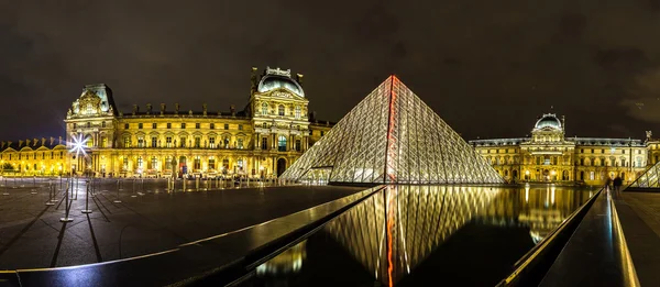 Louvre de noche en París —  Fotos de Stock