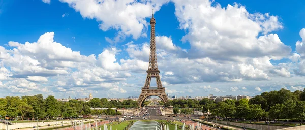 Panoramautsikt över Eiffeltornet i Paris — Stockfoto