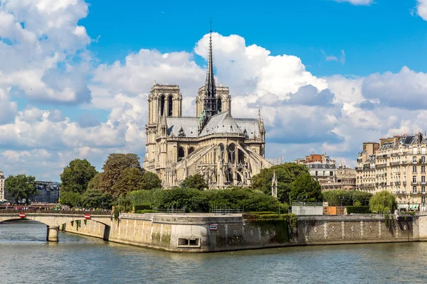 塞纳和巴黎圣母院 — 图库照片