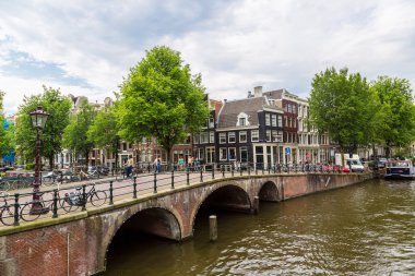 Teknelerle Amsterdam kanal