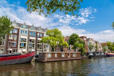Teknelerle Amsterdam kanal