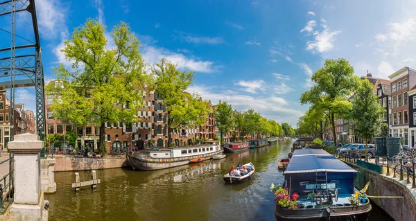 Canal con barcos en Amsterdam —  Fotos de Stock