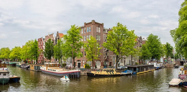 Kanalen med båtar i Amsterdam — Stockfoto