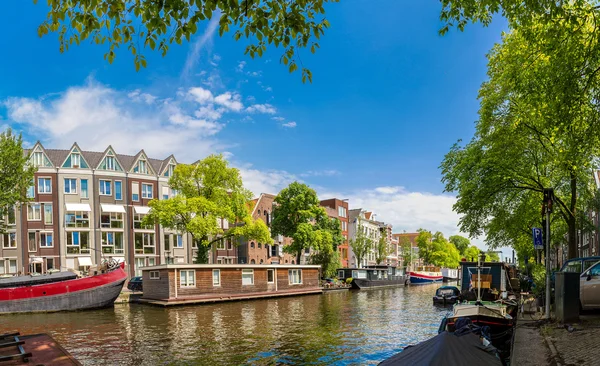 Canale con barche ad Amsterdam — Foto Stock