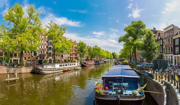 Canal com barcos em Amsterdã — Fotografia de Stock