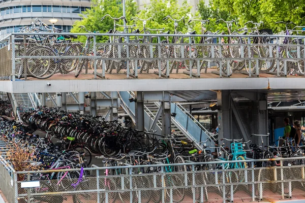 Aparcamiento para bicicletas en el centro de Amsterdam —  Fotos de Stock
