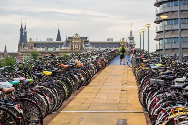 Estacionamento de bicicletas no centro de Amesterdão — Fotografia de Stock