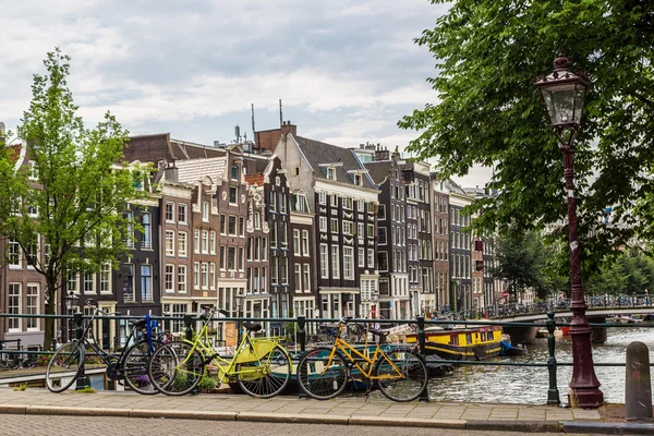 Fietsen op brug over kanaal van Amsterdam — Stockfoto