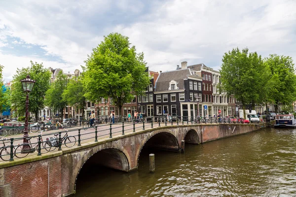 Teknelerle Amsterdam kanal — Stok fotoğraf