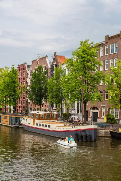 Canal avec bateaux à Amsterdam — Photo