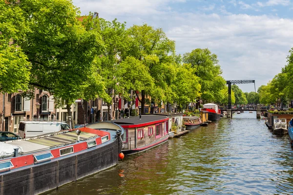 Canal com barcos em Amsterdã — Fotografia de Stock