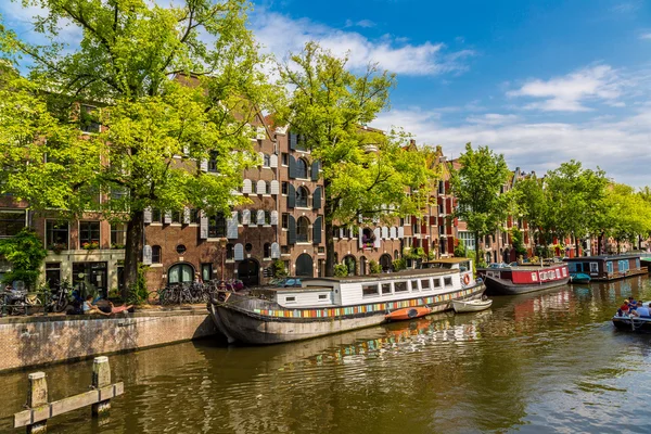 Амстердамские каналы и лодки — стоковое фото