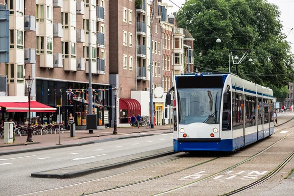 Moderní tramvaj v Amsterdamu — Stock fotografie