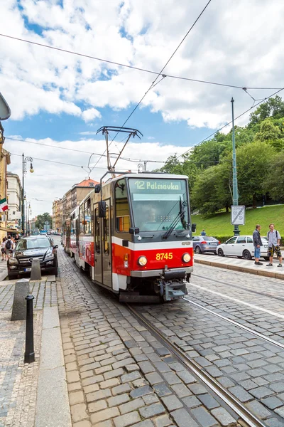 在老街道，在布拉格有轨电车 — 图库照片
