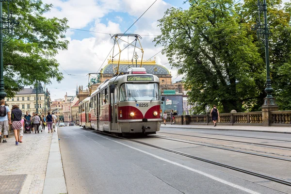 Tramvaj ve staré ulici v Praze — Stock fotografie