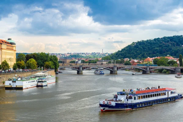 Vue panoramique sur Prague et la rivière Vltava — Photo