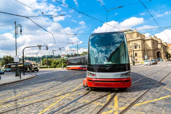Tram di jalan tua di Praha — Stok Foto