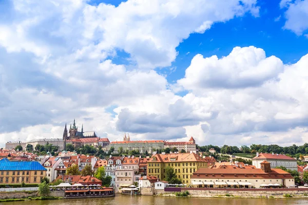 Panorama Pragi i rzeki Wełtawy — Zdjęcie stockowe