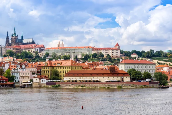 Vista panorámica de Praga y el río Moldava —  Fotos de Stock