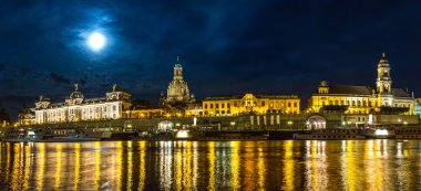 Gece ve nehir Elbe Dresden'de.