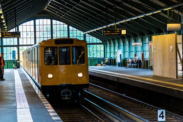 Berlin 'deki Metro İstasyonu — Stok fotoğraf