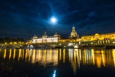 Dresden adlı gece ve nehir Elbe.