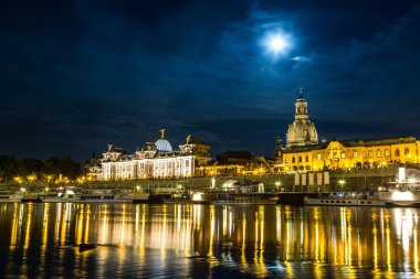 Dresden adlı gece ve nehir Elbe.