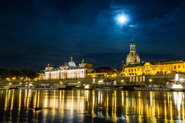 Dresden bei Nacht und Fluss elbe. — Stockfoto