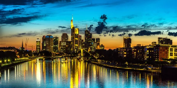 Frankfurt am Main Skyline bei Sonnenuntergang — Stockfoto