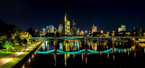 Frankfurt am main skyline w nocy — Zdjęcie stockowe
