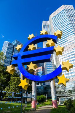 Euro simgesi yakınındaki Avrupa Merkez Bankası