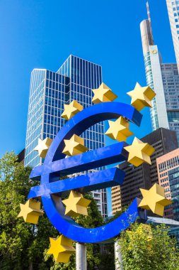 Euro simgesi yakınındaki Avrupa Merkez Bankası
